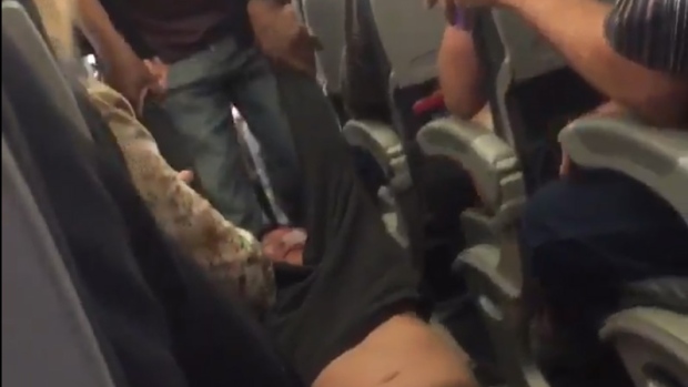Las fotos del pasajero que fue sacado a la fuerza del avión han dado la vuelta al mundo.
