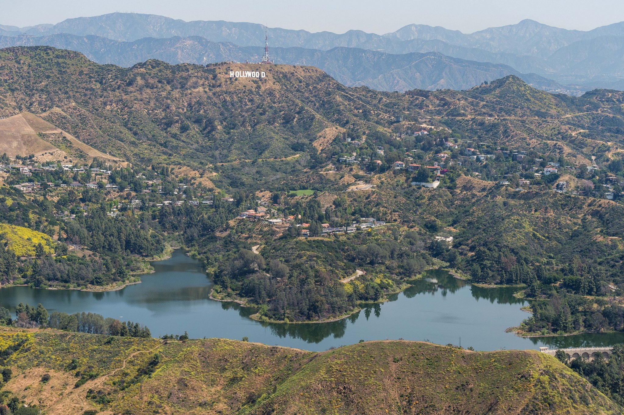 Represa y letrero de Hollywood.