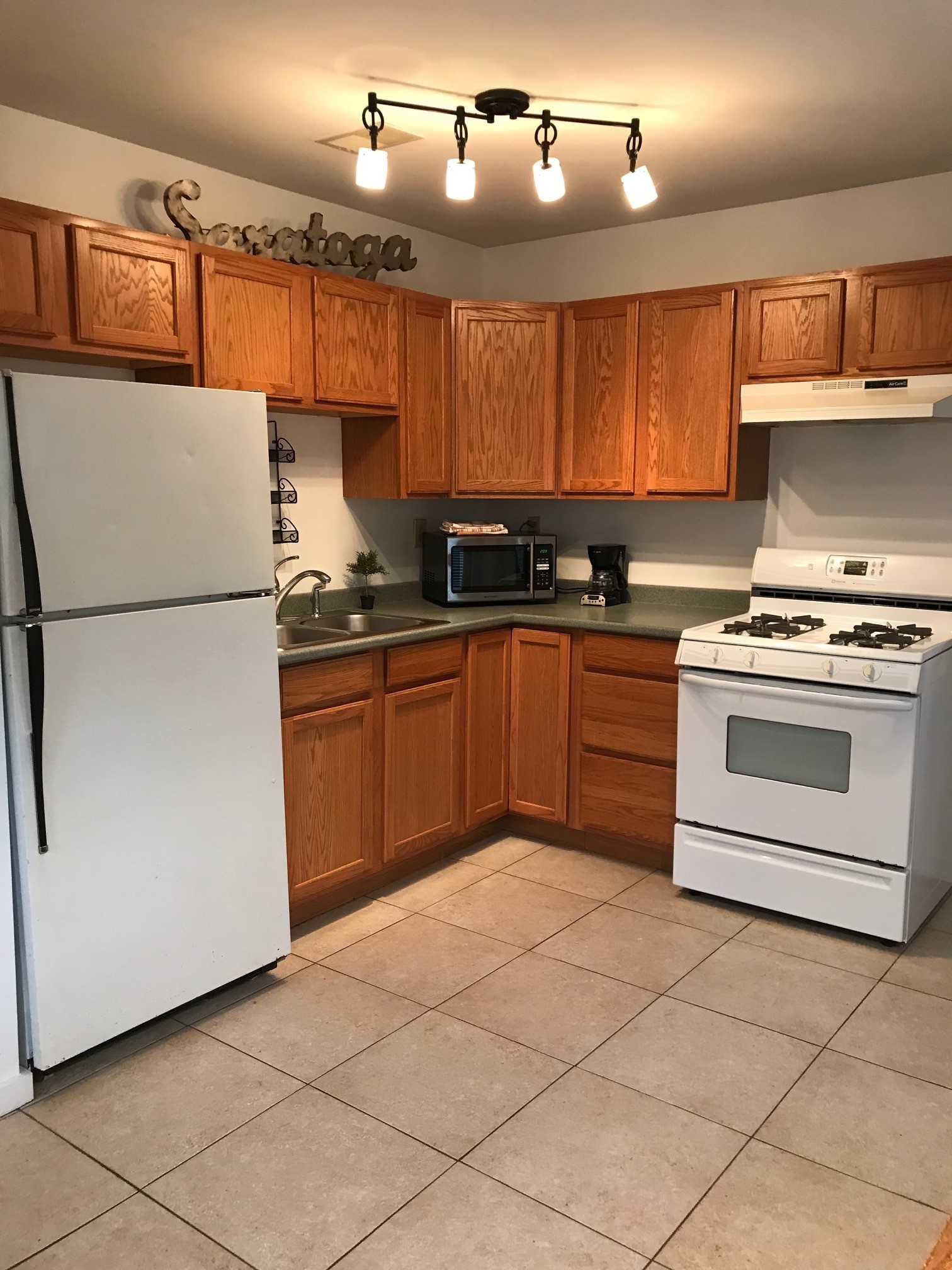 Classic North Broadway Studio walk to Skidmore Housing Skidmore