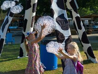 L16 01978  girls  %282%29 1024 x 768