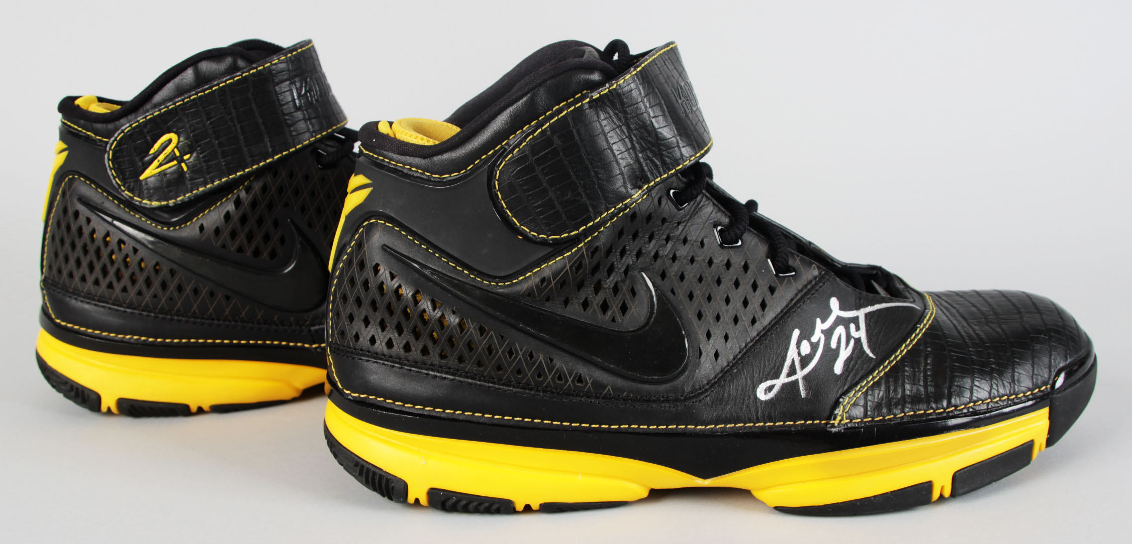 Los Angeles Lakers - Kobe Bryant Signed Nike Zoom II Sneaker Shoes - JSA Full LOA | Memorabilia 