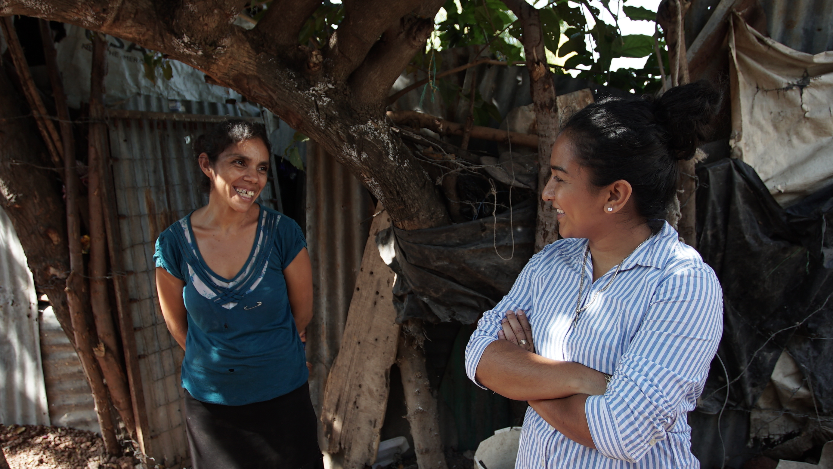 Sandra Martínez y Lesly Orellana conversan en la casa de la primera, luego de compartir con ellos unos alimentos. (Foto Prensa Libre: Juan Carlos Rivera)