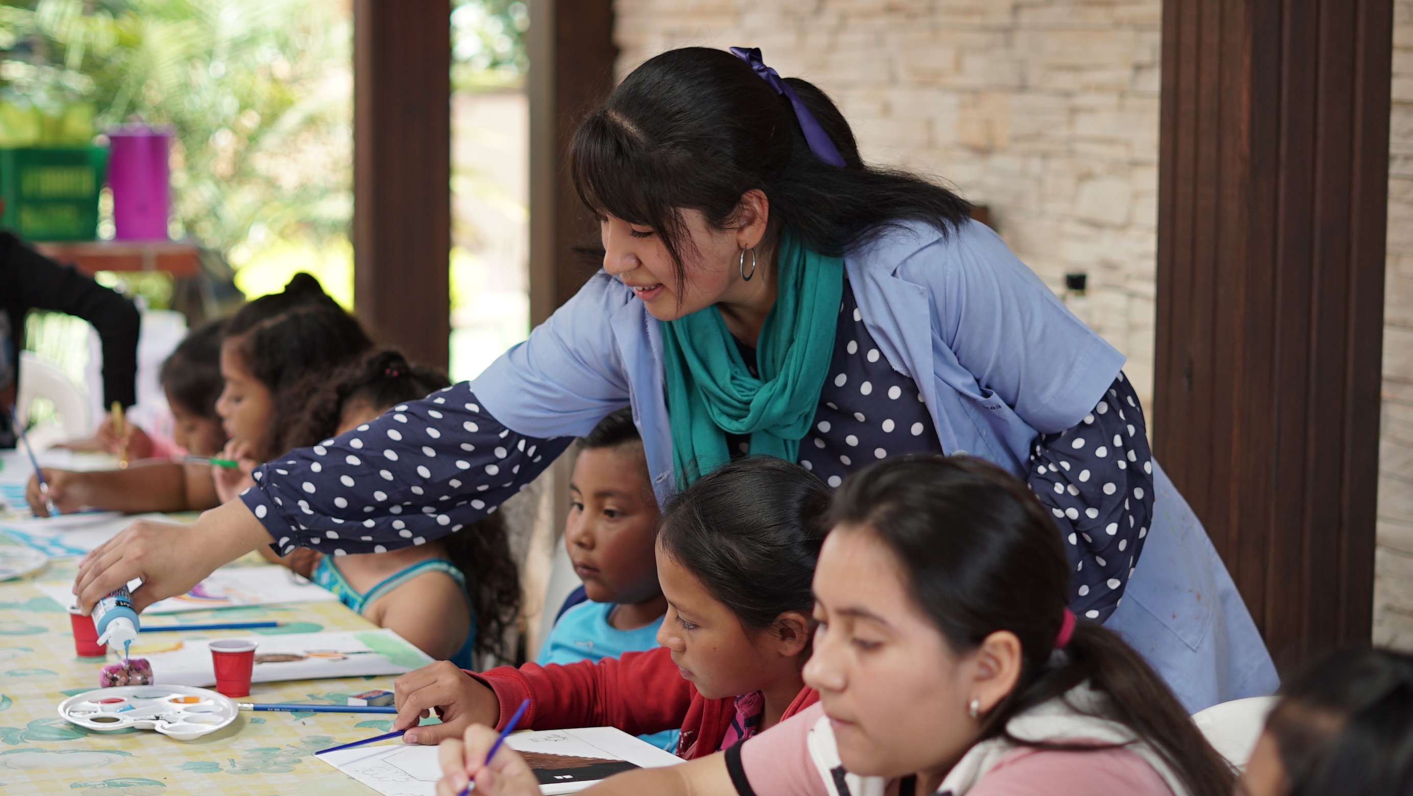 Andrea Guzmán es maestra de artes plásticas y esta vez decidió compartir con niños de la zona 1 de Mixco. (Foto Prensa Libre: Juan Carlos Rivera)