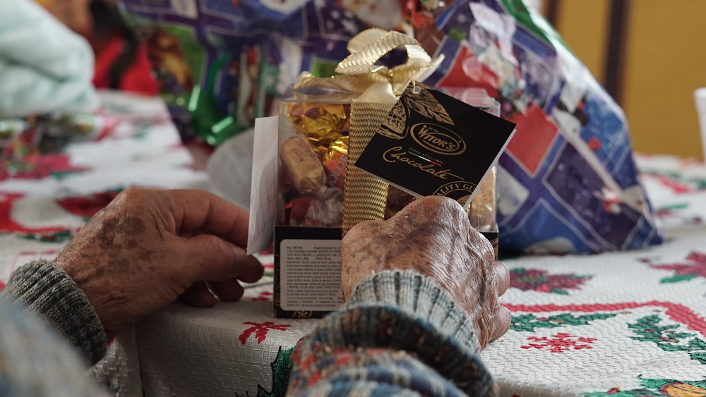 Regalos y mensajes de amor fueron entregados a los residentes de este hogar de ancianos. (Foto Prensa Libre: Juan Carlos Rivera)