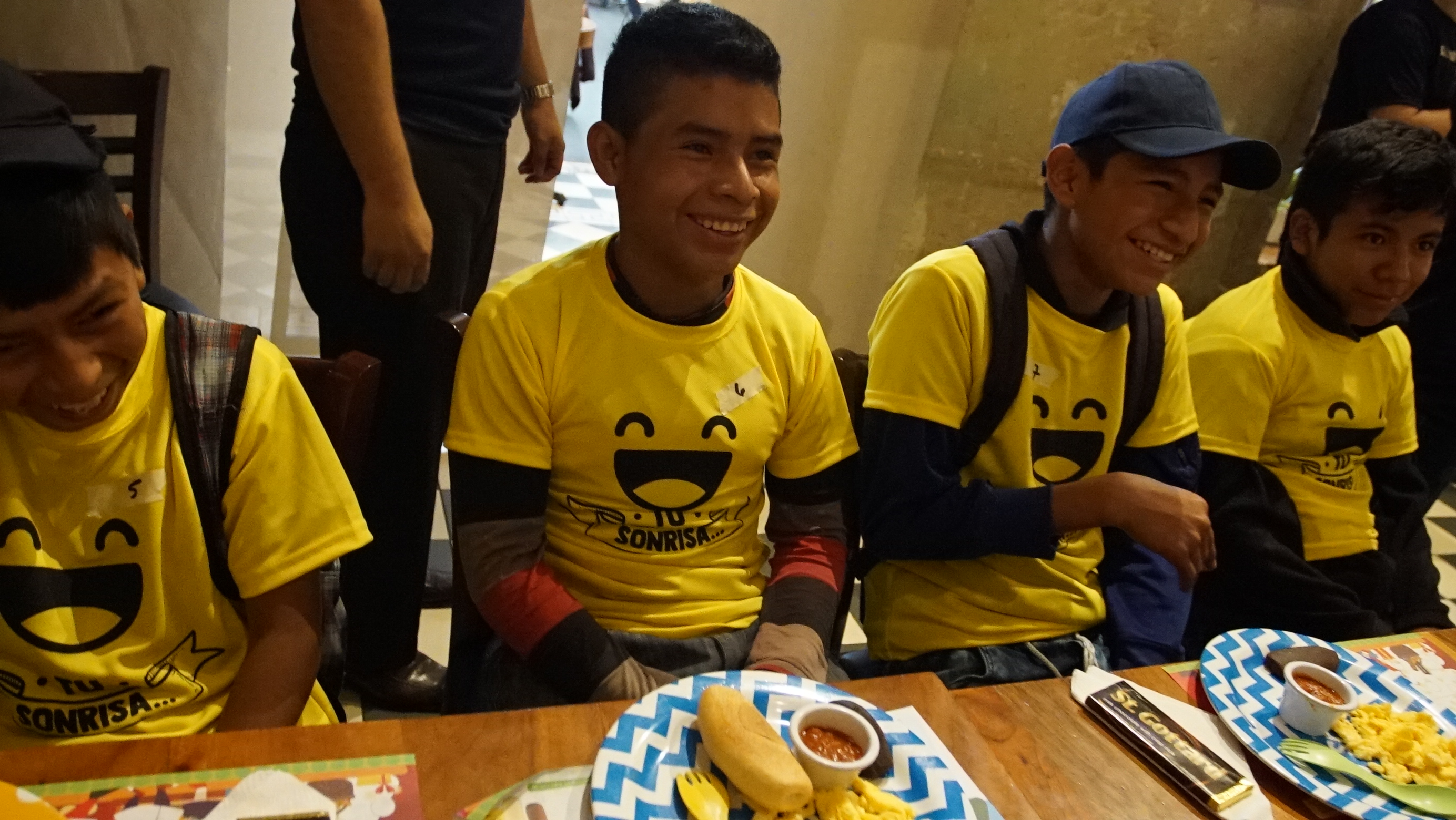 El objetivo de la actividad era reunir a niños lustradores de la zona 4 y zona 1, para compartir un desayuno en un restaurante del Paseo La Sexta. (Foto Prensa Libre: Fernando Magzul)