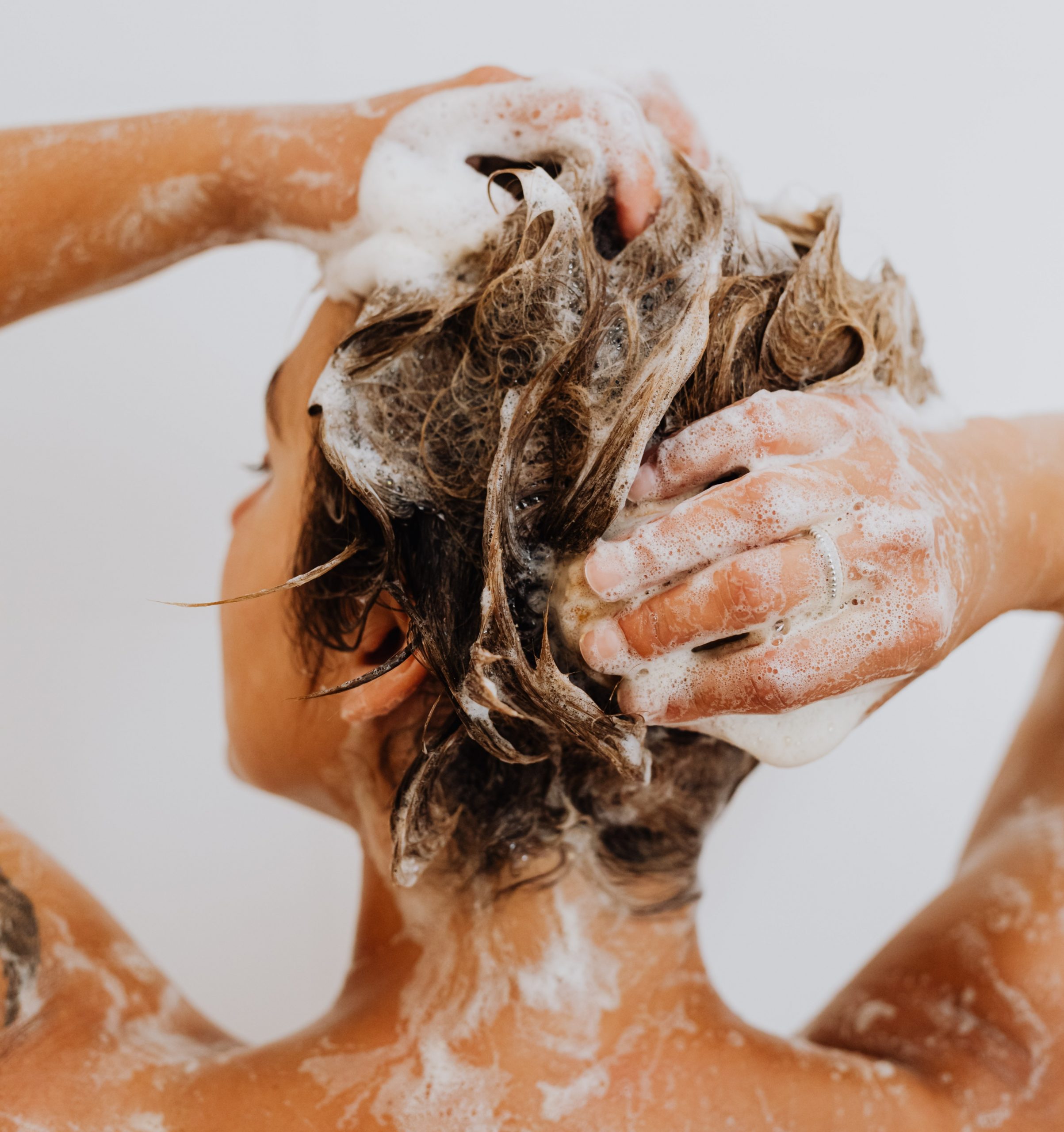 ¿Cómo lavar el cabello graso?