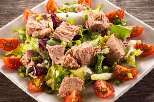 Prepara esta deliciosa ensalada de aguacate con atún