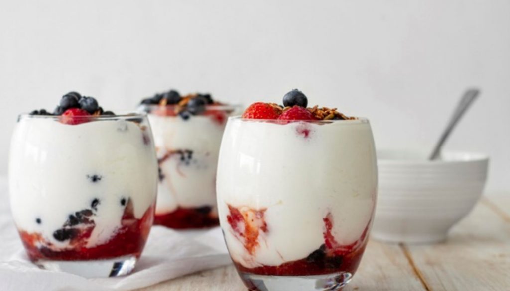 Frutos rojos con yogurt griego para cenar en casa