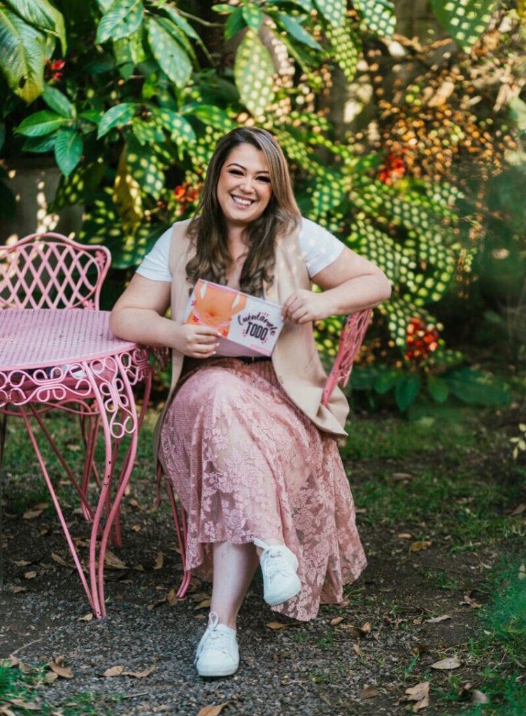 Lucía Sánchez presenta su primer libro "Cuéntamelo todo"
