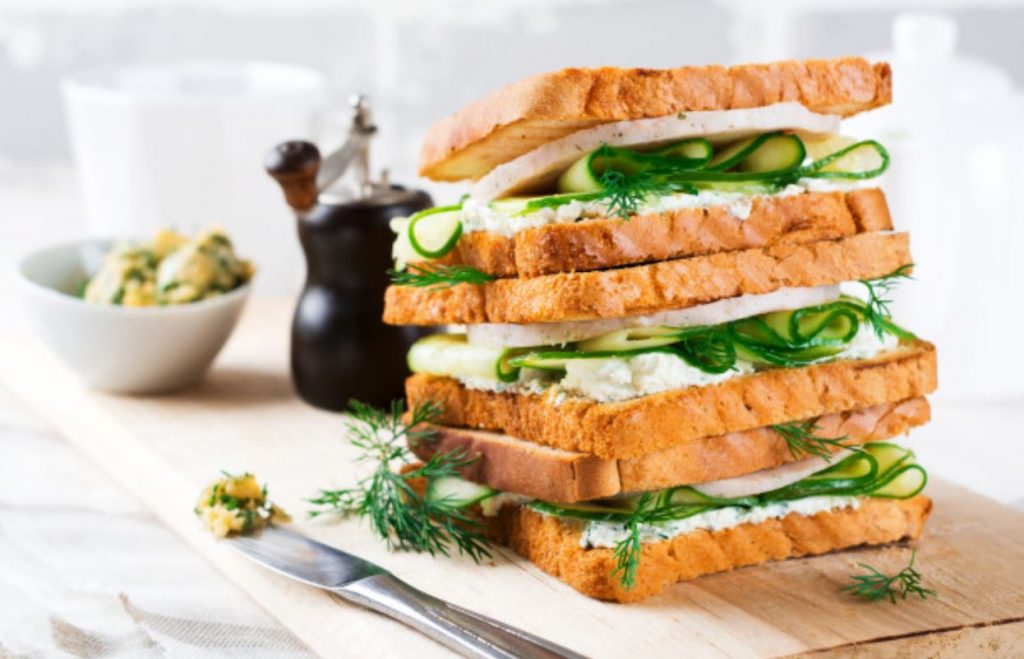 Sándwich vegetariano con hummus