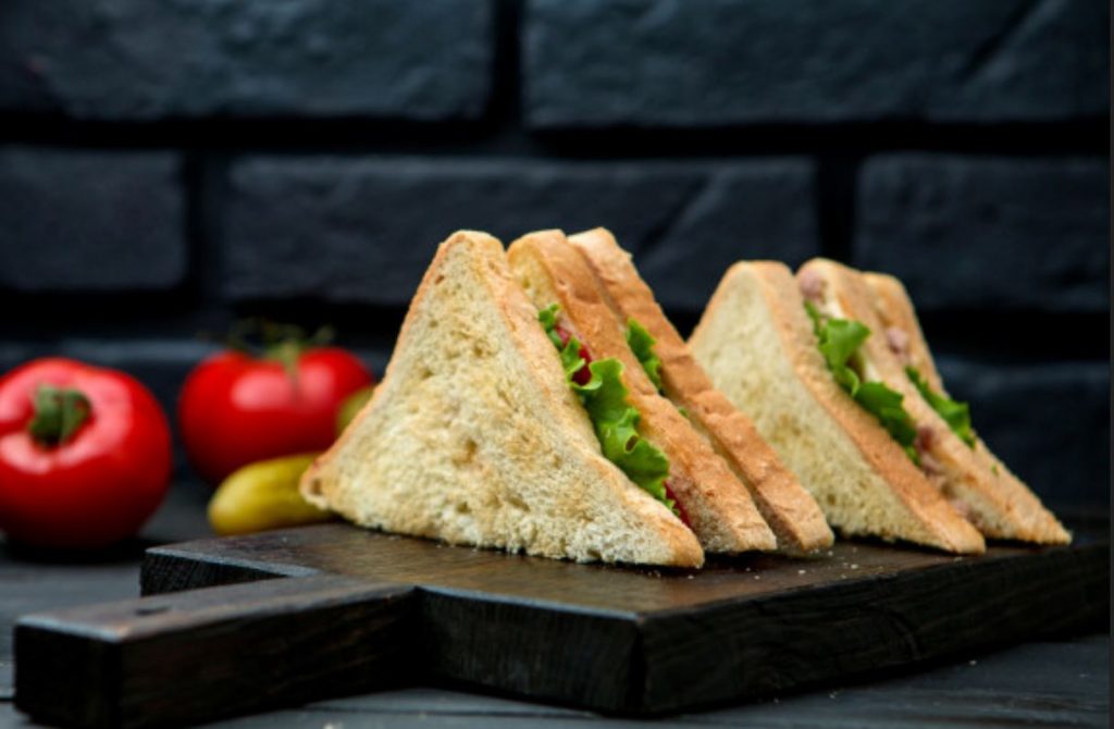 Sándwich de pollo asado con aguacate y manzana