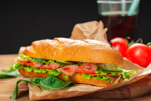 Prepara un delicioso sándwich de pollo con tocino