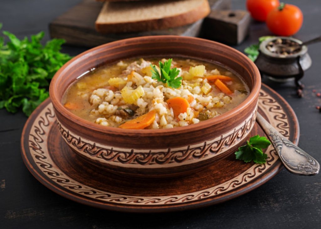 Caldo de pollo para degustar en familia