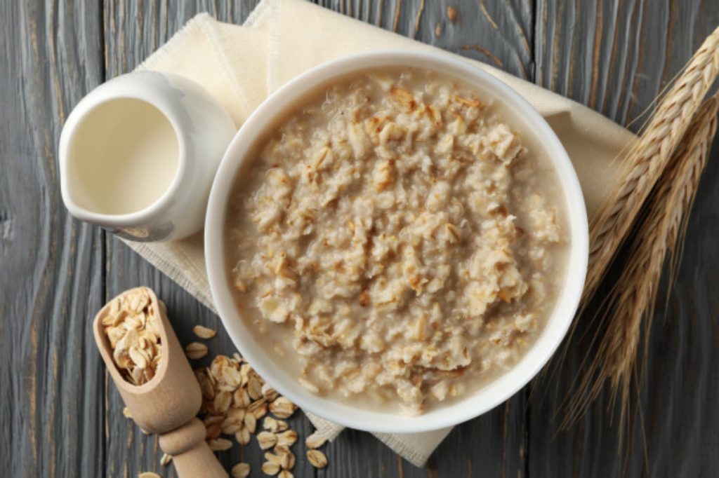 Avena con manzana y chocolate negro para degustar en el desayuno