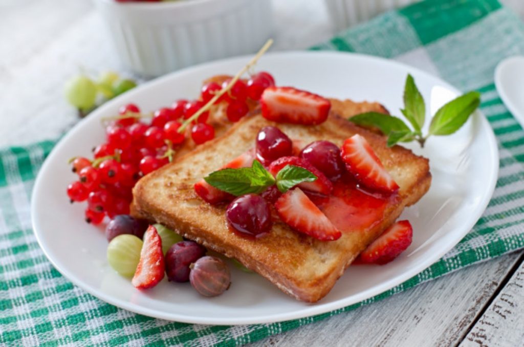 Tiras de pan francés con frutos rojos y miel
