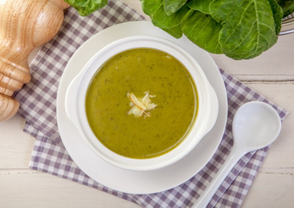 Esta receta aportará muchos beneficios a tu cuerpo, debido a que sus ingredientes como el brócoli brinda vitaminas y minerales, es un auténtico tesoro nutritivo que brinda múltiples bondades a nuestro organismo. Sin embargo, los champiñones contienen selenio, vitamina D, previenen el cáncer, fortalece el corazón porque son ricos en potasio, mejorando la presión arterial y disminuyendo las posibilidades de padecer enfermedades cardiovasculares. A continuación te dejamos la receta completa: Ingredientes: • 1 cucharada de aceite • ¼ de cebolla picada • 1 cucharada de ajo picado • 2 tazas de brócoli • 2 tazas de champiñones cortados • ¼ tazas de cilantro fresco • 4 tazas de caldo de pollo Preparación: Calentar el aceite con la cebolla, el ajo y el brócoli. Añadir el caldo de pollo, cilantro y champiñones. Cocinar por 15 minutos. Servir y acompañar con pan