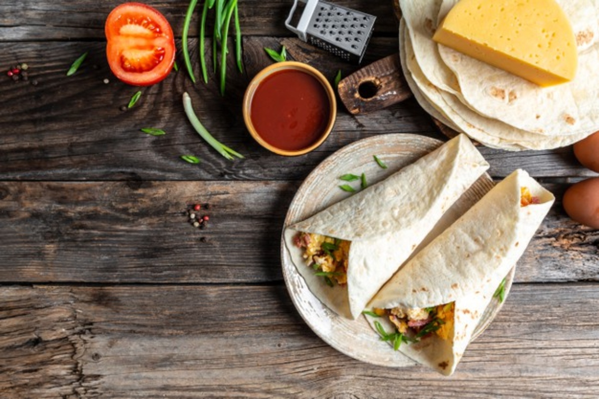 Tortillas de harina con huevo, espinaca y jamón para desayunar