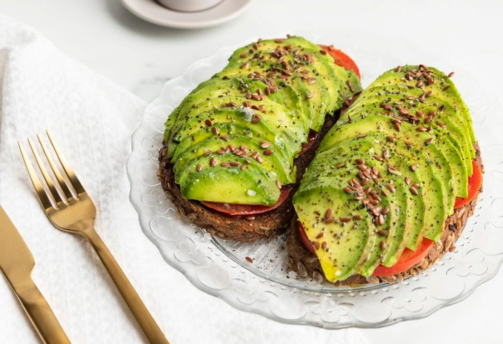 Tostadas de aguacate con queso mozzarella y tomate