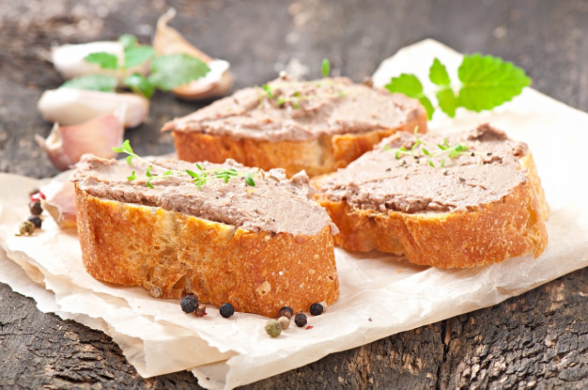 Pan tostado con queso y atún