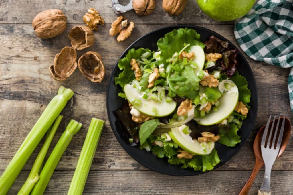 Ensalada ligera con espinaca, manzana y atún