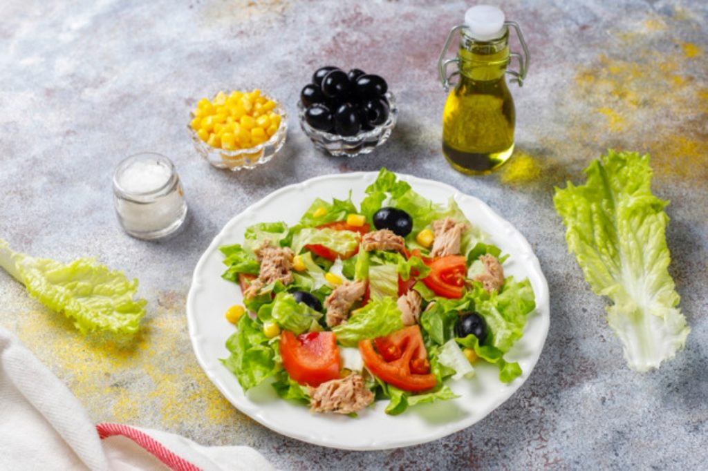 Para esta deliciosa ensalada de atún te sugerimos tener a la mano bolsitas de lechuga y espinaca desinfectada para ahorrar tiempo. Cenar saludable e ir a la cama puede ser la solución contra el insomnio, alivia el proceso digestivo y eventuales problemas causados por las comidas pesadas y abundantes. Ingredientes: • Espinaca • Lechuga • Tomate en rodajas • Rebanadas de pepino • Lata de atún en agua • Vinagre de manzana Preparación: • Lavar y desinfectar las verduras y hortalizas. • Picar la lechuga y espinaca. • Añadir la lechuga y espinaca en un bol. • Agregar el tomate, pepino y lata de atún. • Por último sazonar con vinagre de manzana y sal.