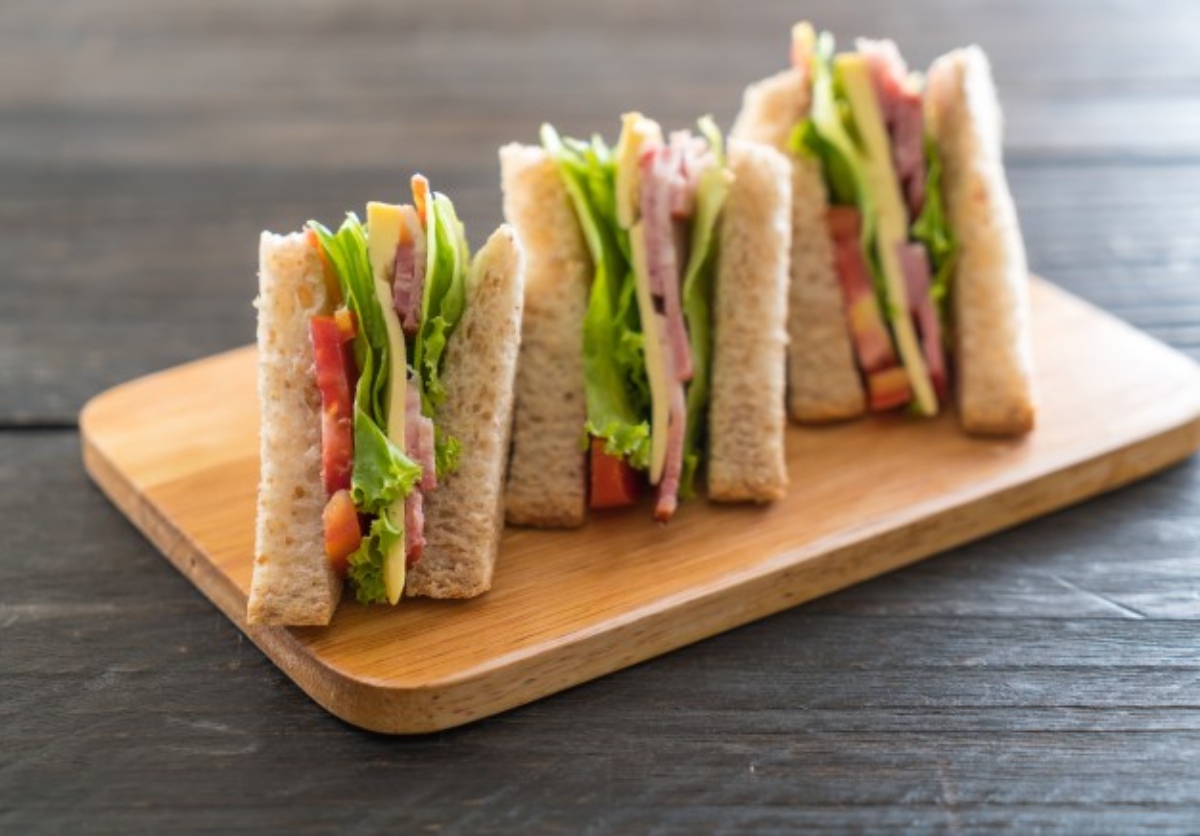 Sándwich integral con pollo y vegetales para cenar