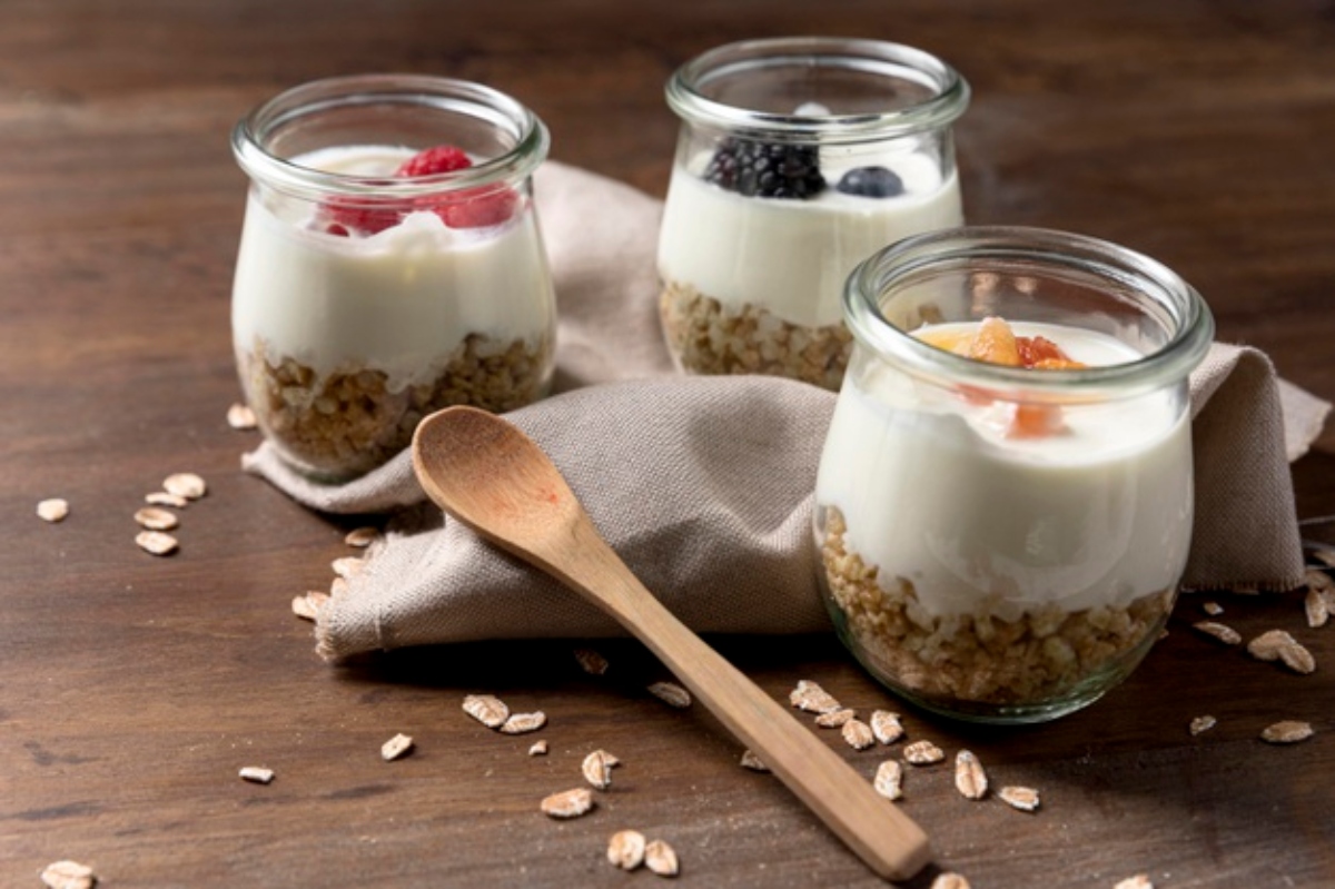 Yogurt natural con arándanos y granola