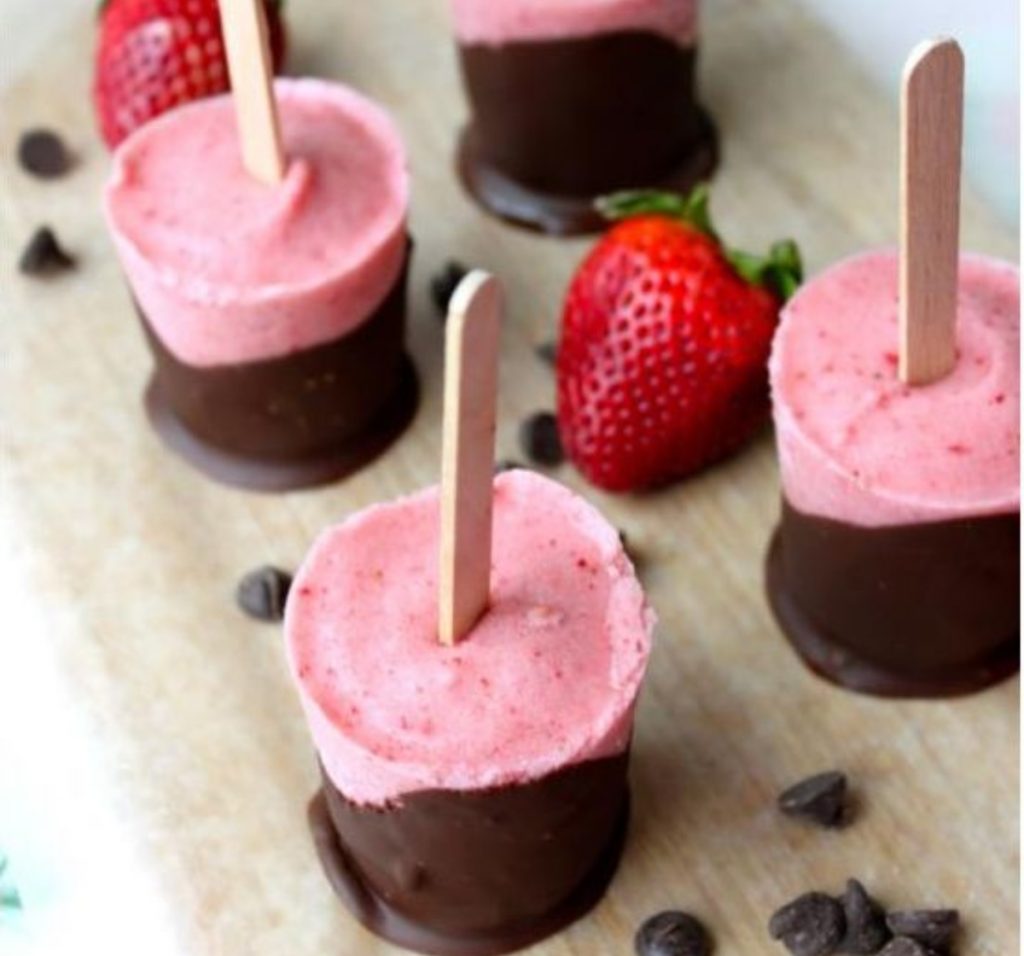 Estas paletas de yogurt y chocolate son una opción perfecta para disfrutar como snack. Ingredientes: • Yogurt griego • Fresas • Moras • Arándanos • 1 barra de chocolate Preparación: • Lavar y picar la fruta. • Verter el yogurt con la fruta picada. • Añadir la mezcla en moldes para paleta. • Colocar el palito de la paleta y congelar por cinco horas. • Derretir el chocolate a baño maría hasta que quede completamente líquido. • Sacar las paletas del congelador y cubrir con el chocolate.