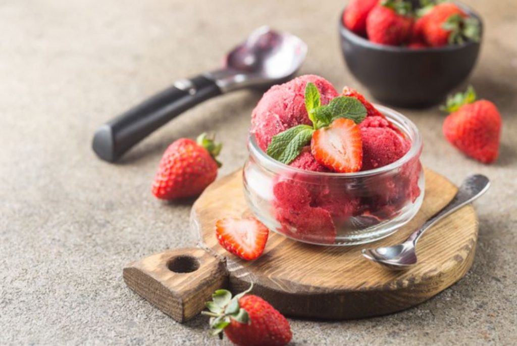 Helado casero de frutos rojos y yogurt