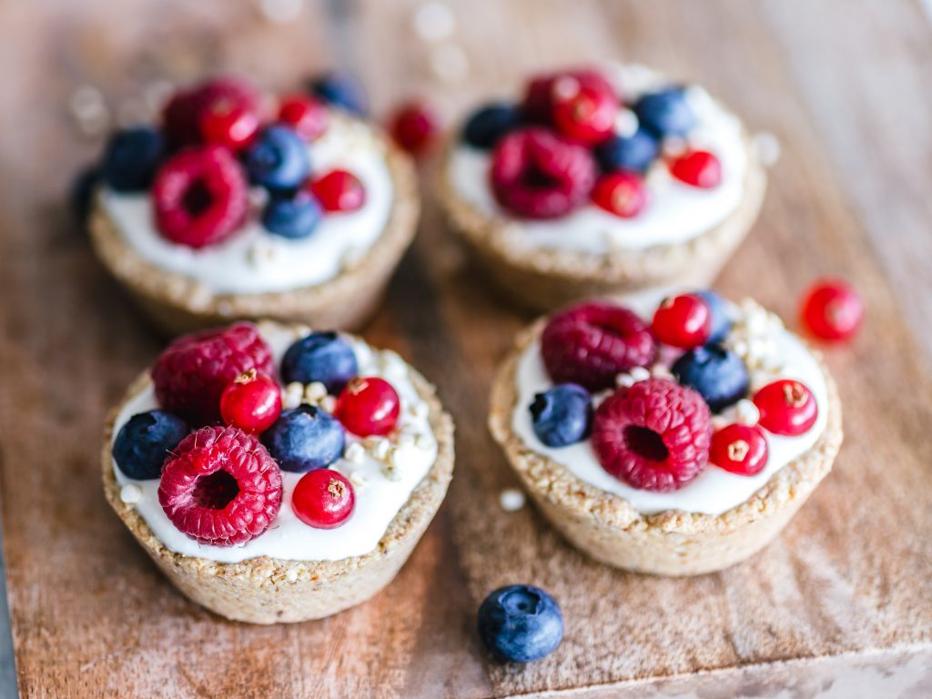 Pastel de avena con frutos rojos y yogurt natural