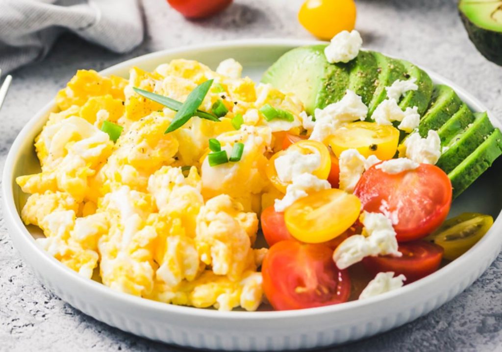 Huevos revueltos con aguacate, tomatitos y queso feta