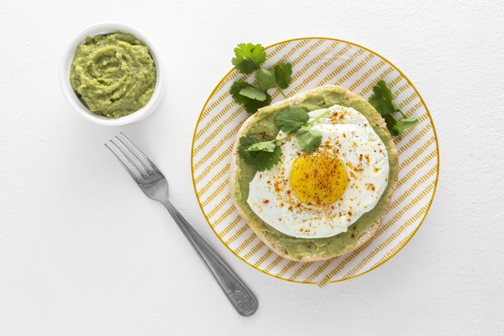 Avocado toast y fruta para desayunar