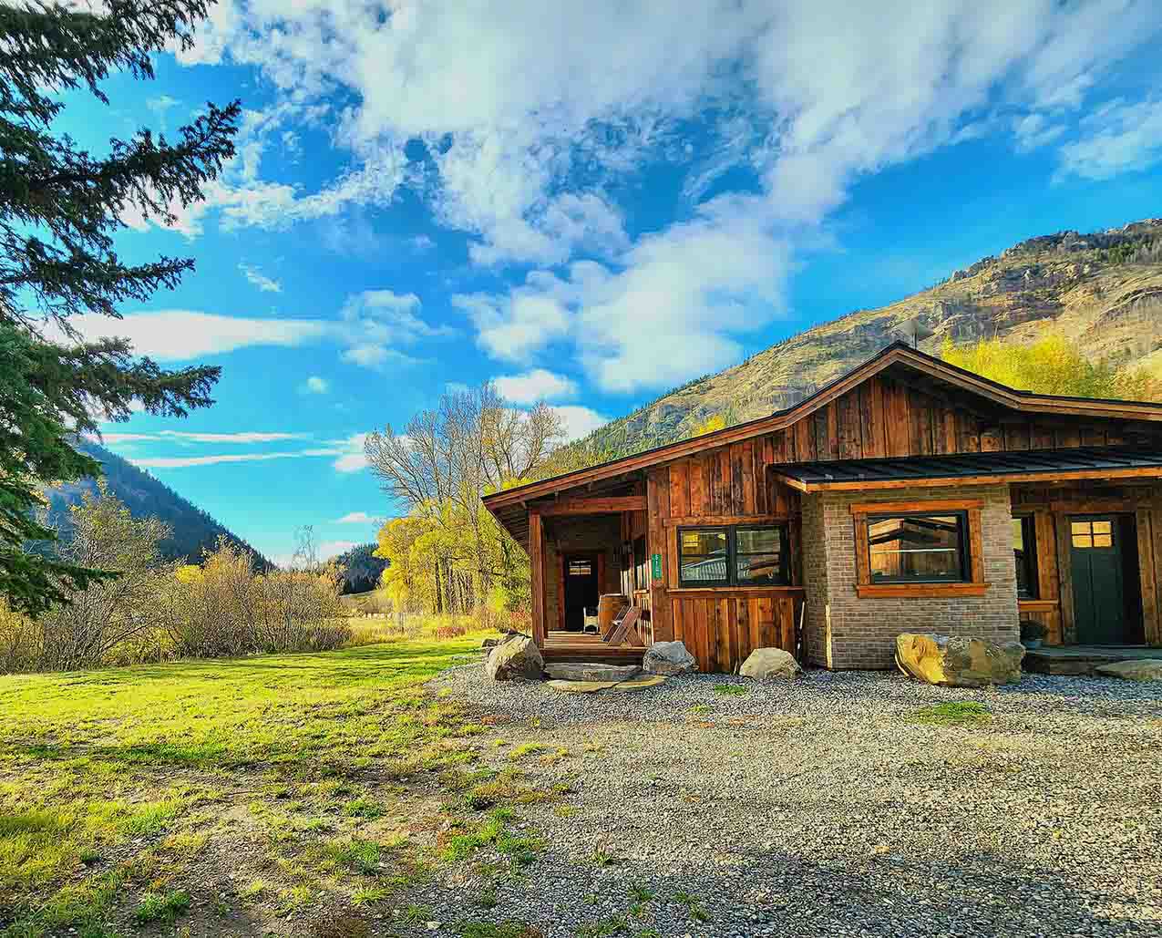 Drinking Horse Ranch Farmhouse Lodge slider image 2