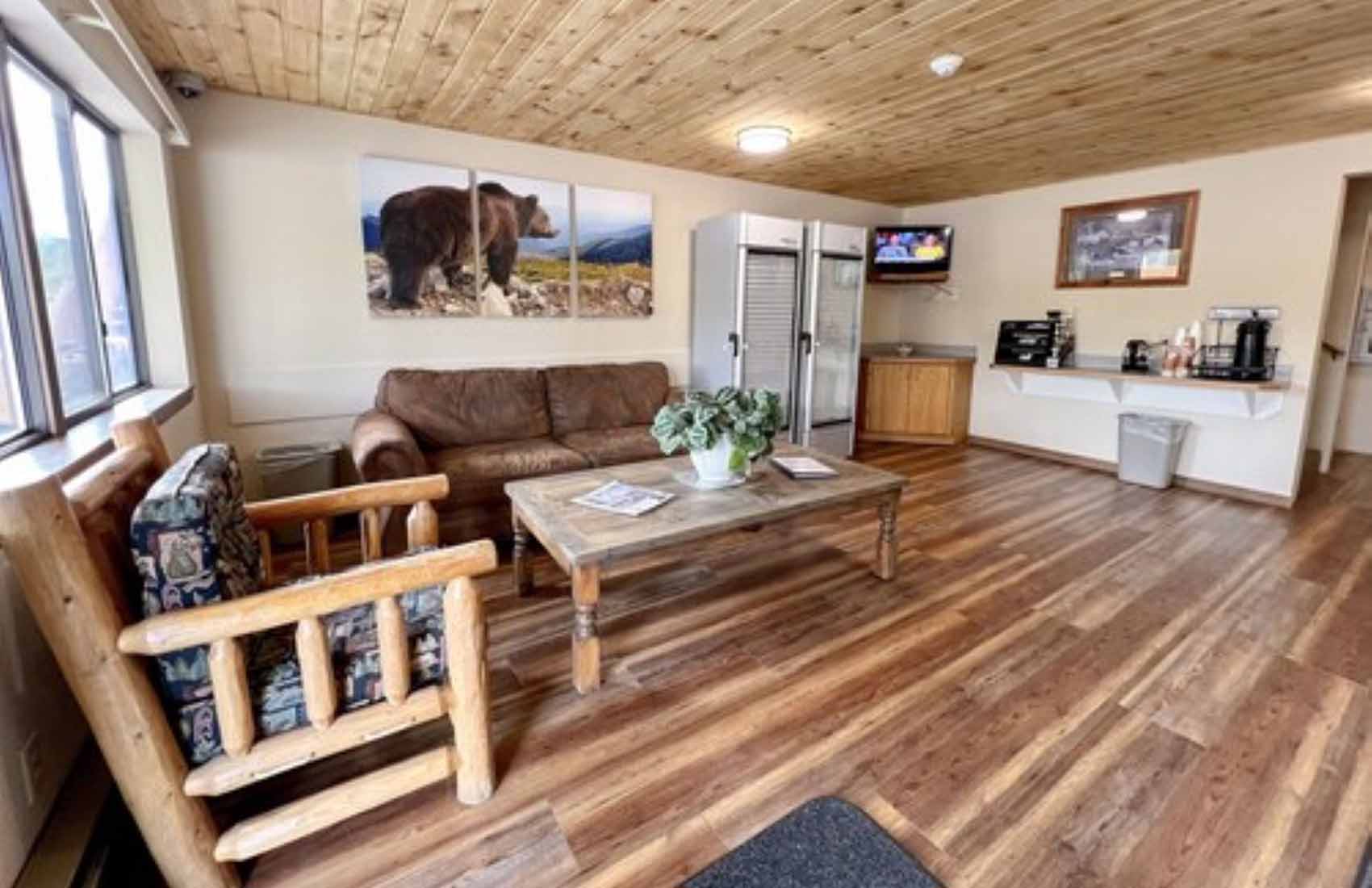 Beartooth Hideaway Inn & Cabins slider image 1