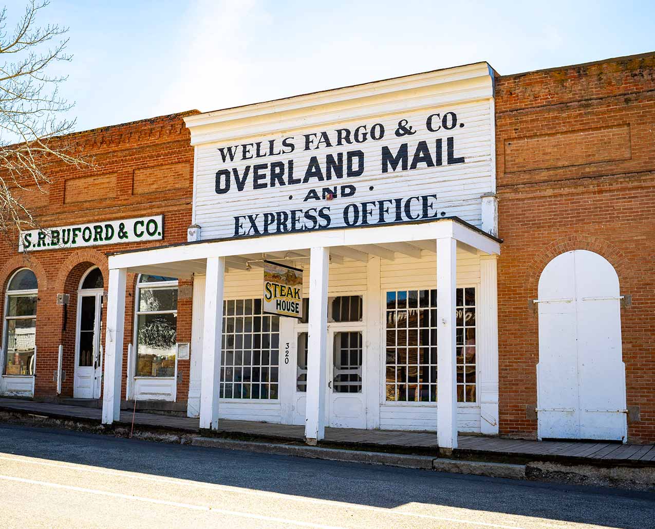 Wells Fargo Bar & Grill slider image 1