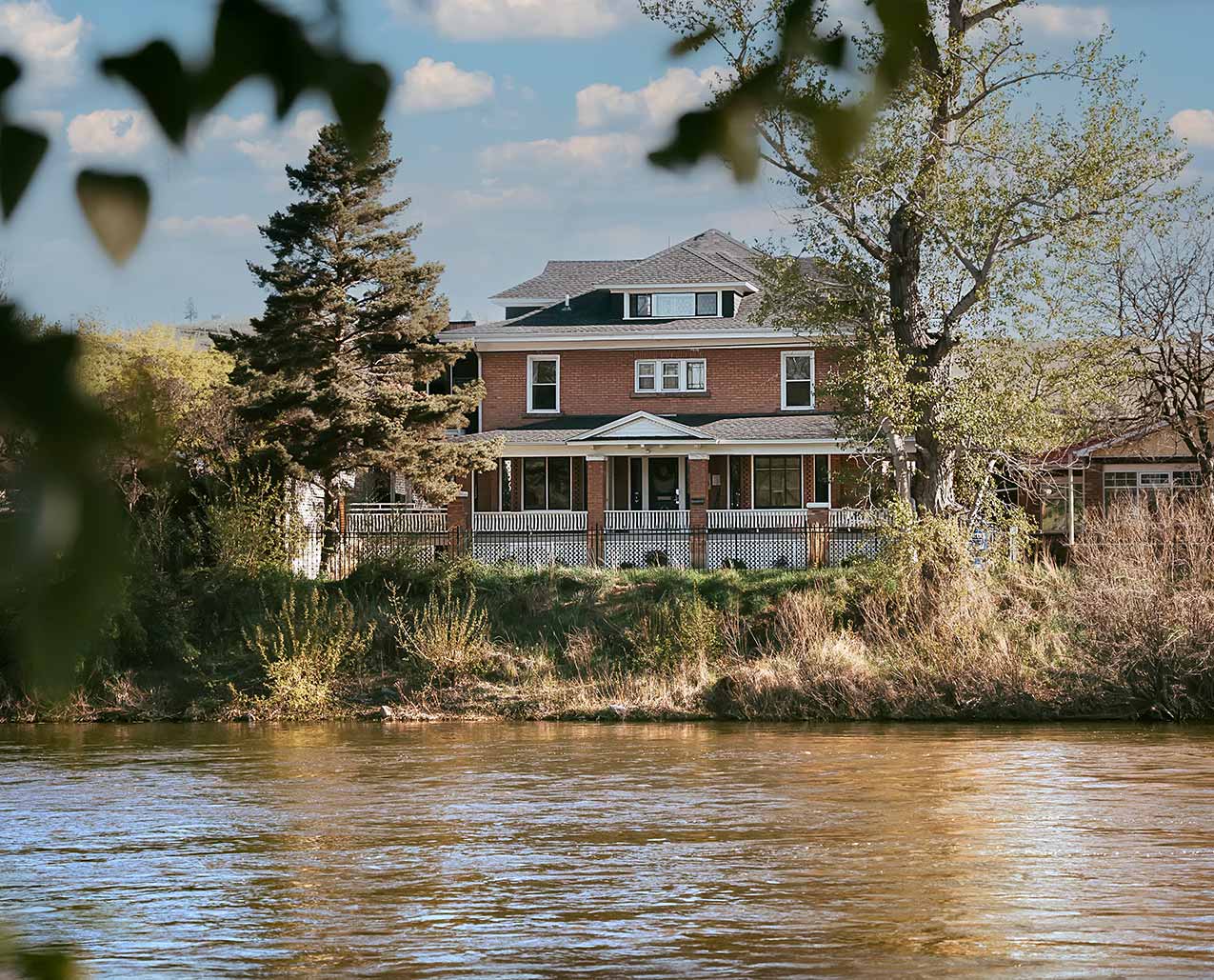 Goldsmith's Riverfront Inn slider image 1