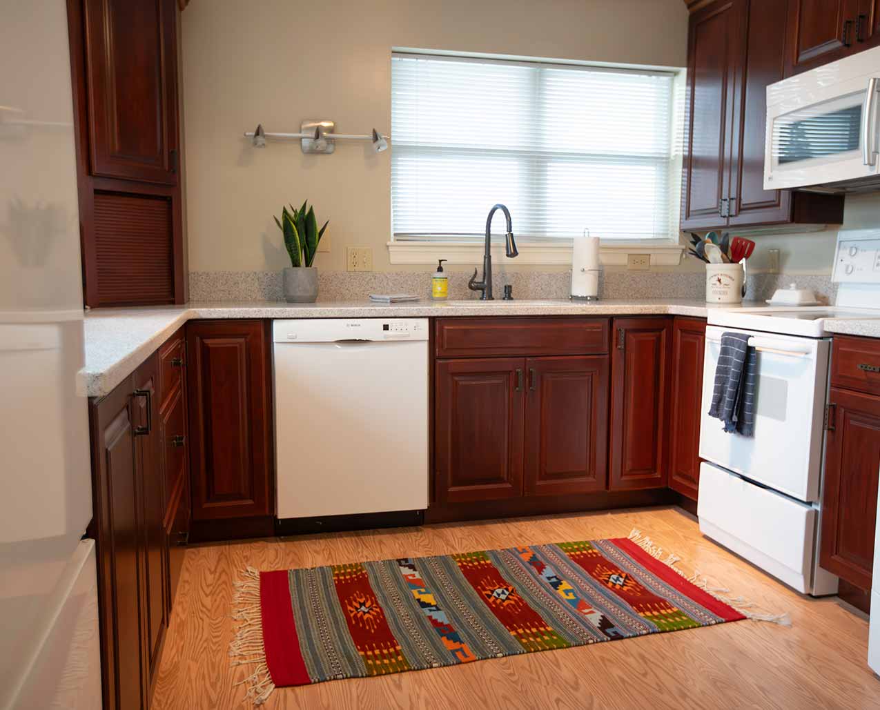 Goldsmith's Riverfront Inn slider image 5