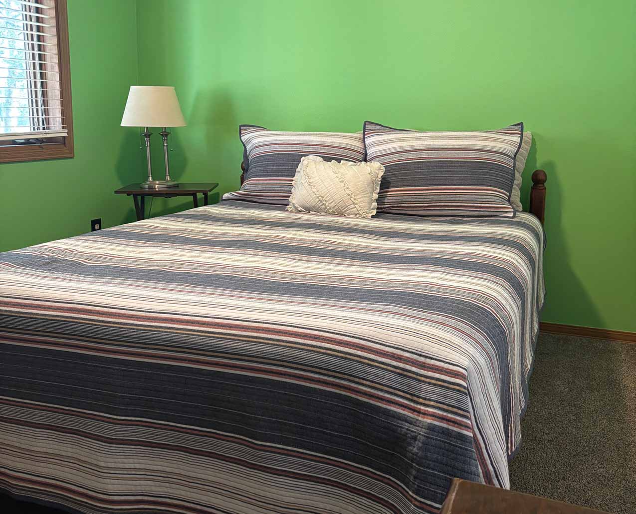 Cute & comfy 2-bed by Gallatin County Fairgrounds slider image 4
