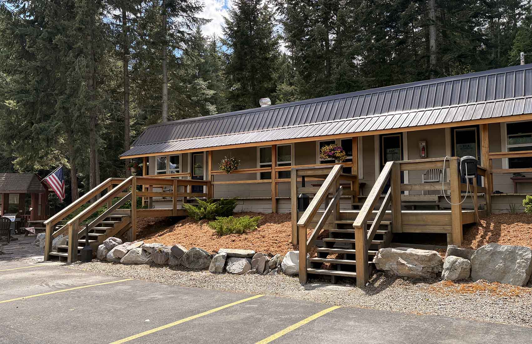Lake Creek Inn slider image 1