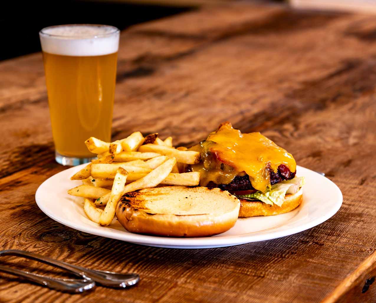 Wells Fargo Bar & Grill slider image 4