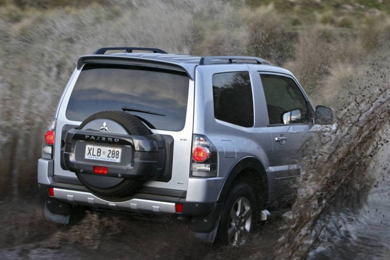 2017 Mitsubishi Pajero Gls 3 5l 3 Door Photo Gallery Motoraty