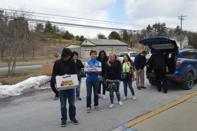 Pleasant Valley Students Deliver More Than 4 000 Cans Of Tuna To
