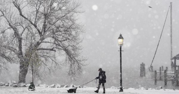 Spring snowstorm snarls air travel in the Northeast