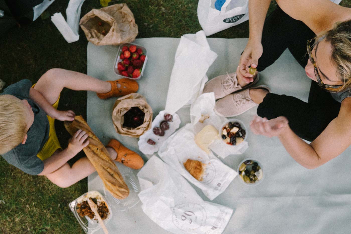 family travel food picnic