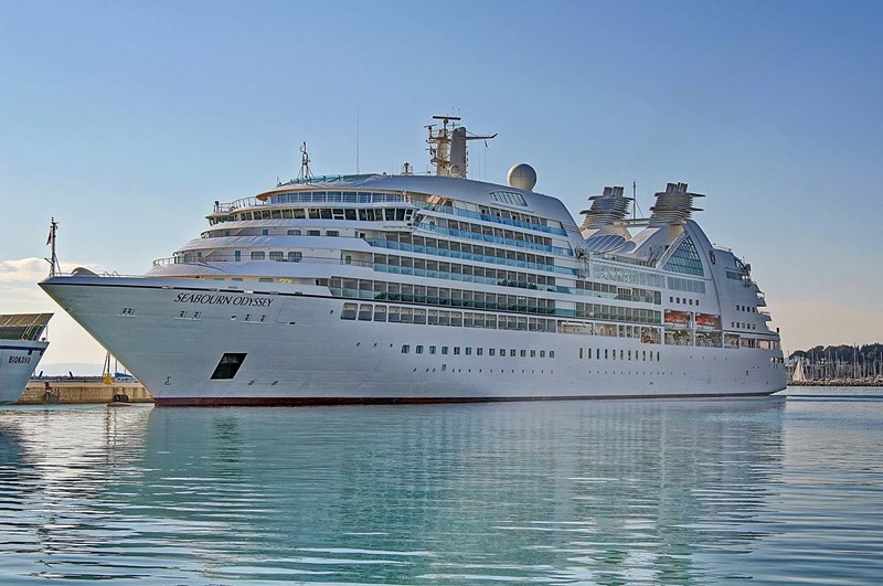 Seabourn_Odyssey_(ship,_2009)_IMO_9417086_in_Split,_2011-11-16_(2)