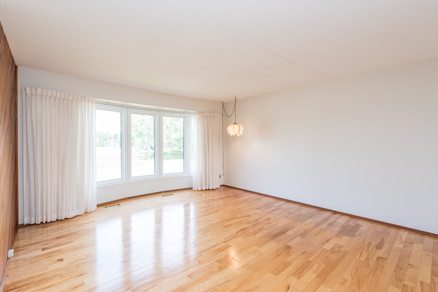 306 Clareview Road, Edmonton, AB T5A3Y8 Erin Sneazwell KENNEDY Real