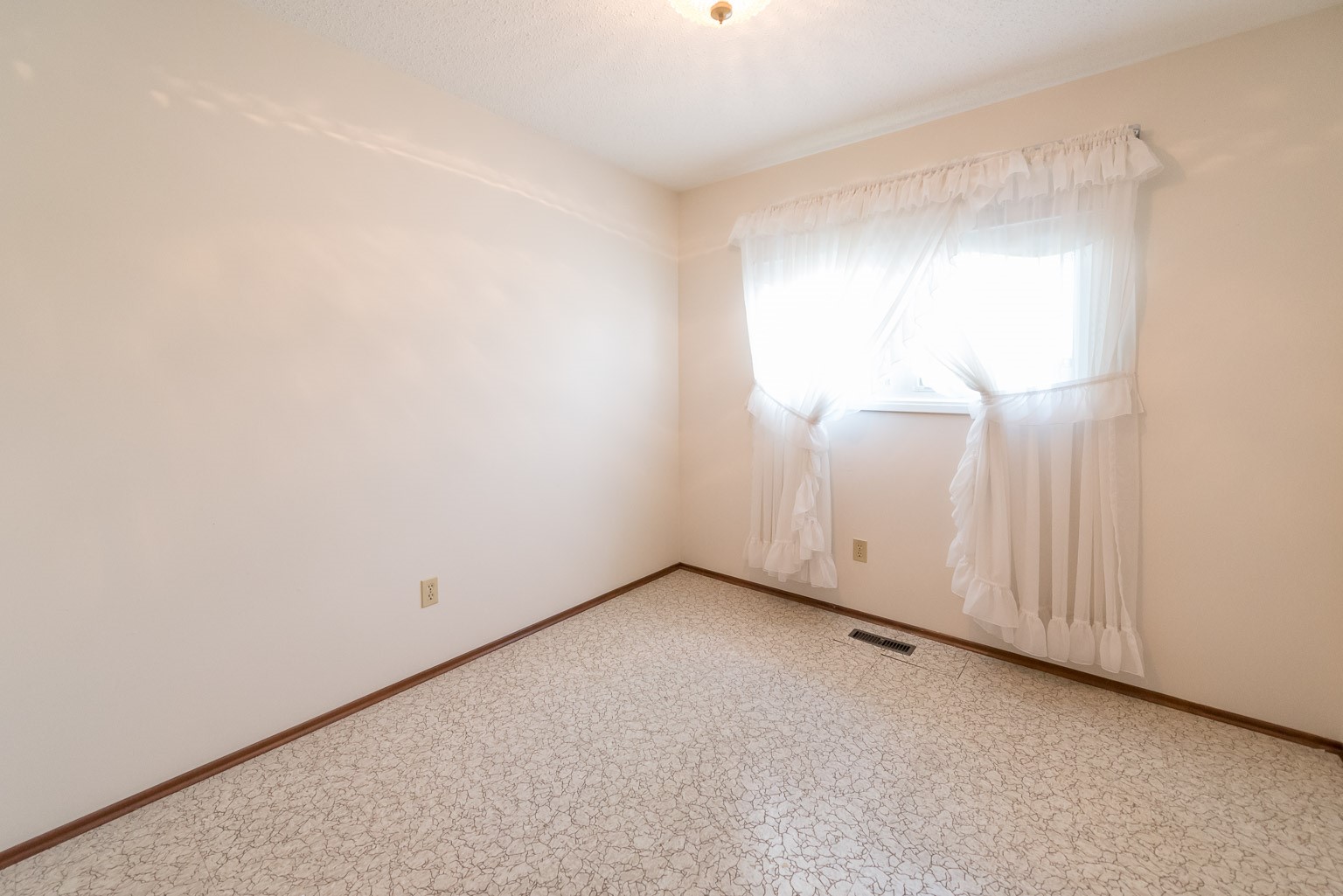 306 Clareview Road, Edmonton, AB T5A3Y8 Erin Sneazwell KENNEDY Real