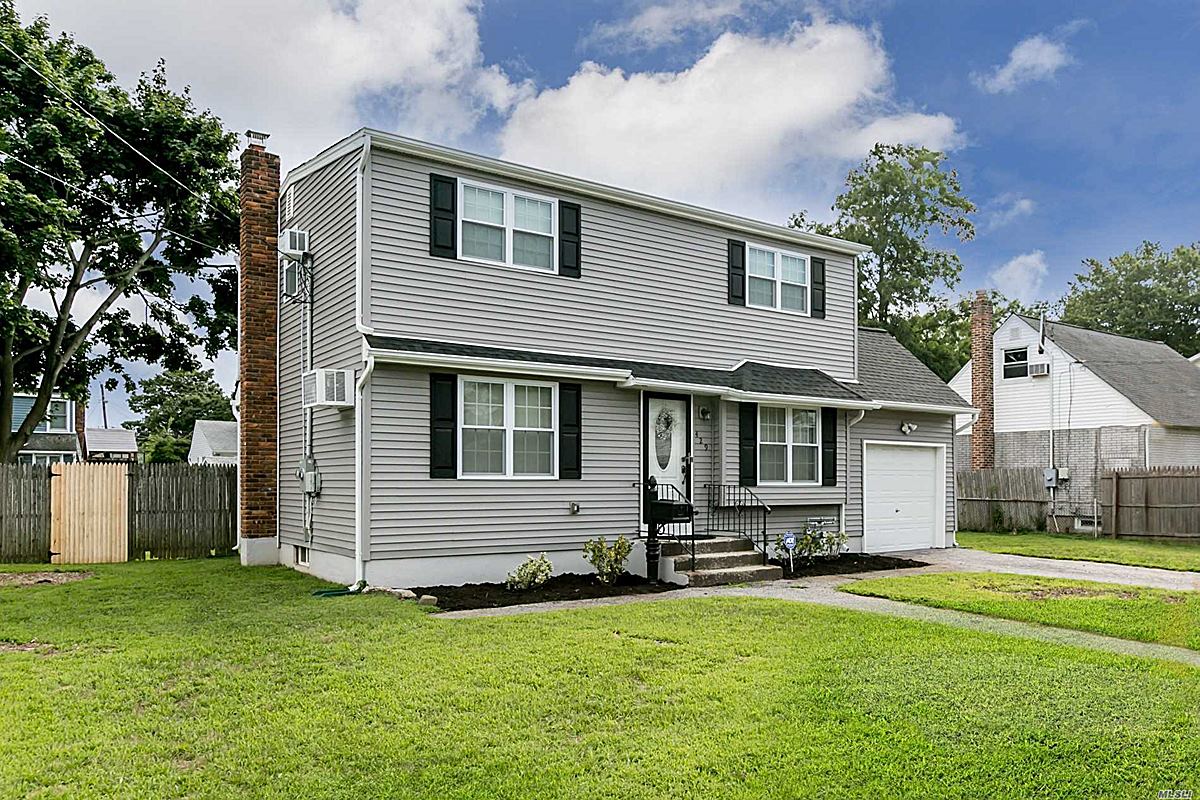 429 38th St, Lindenhurst, NY 11757 Laurie Ann Hoschke CENTURY 21 AA