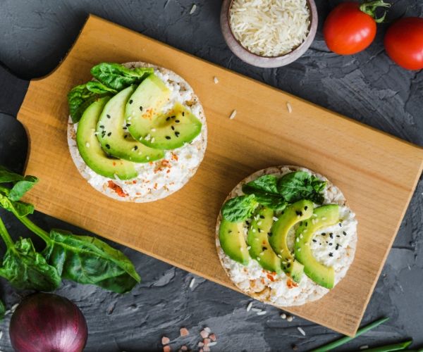 galleta de arroz y aguacate