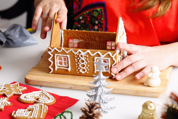 Making of christmas gingerbread house. Walls binding.